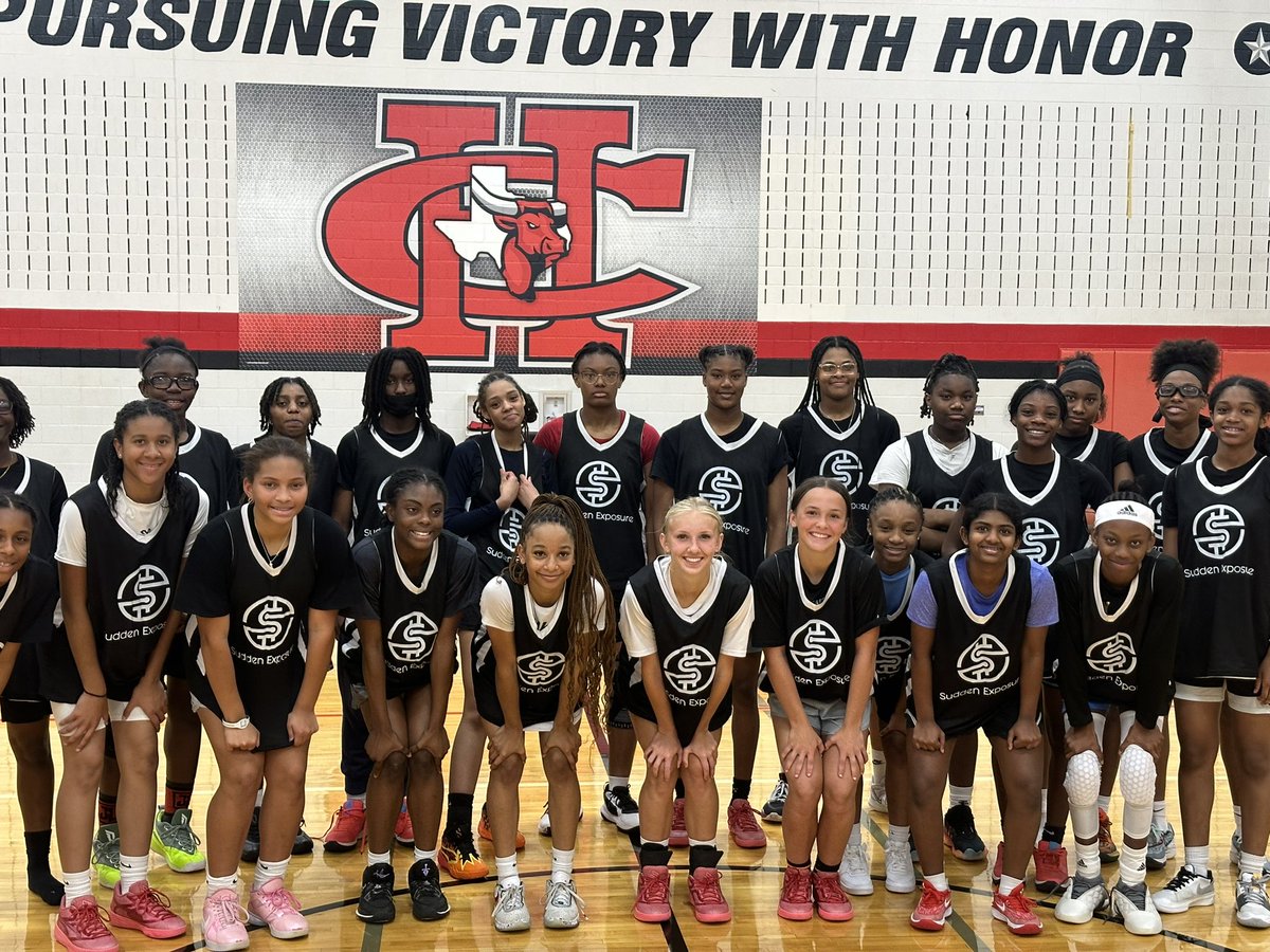 rayg1410's tweet photo. I want to give a special shout out to all the players that participated in “The New Era Showcase”. These young ladies came and showed why they’re up next‼️

It’s some 2️⃣8️⃣  2️⃣7️⃣ 2️⃣6️⃣ on the rise‼️

Good luck 🍀 on your 1st “Live Period”

#SuddenExposure https://t.co/fBTNiZV0gd