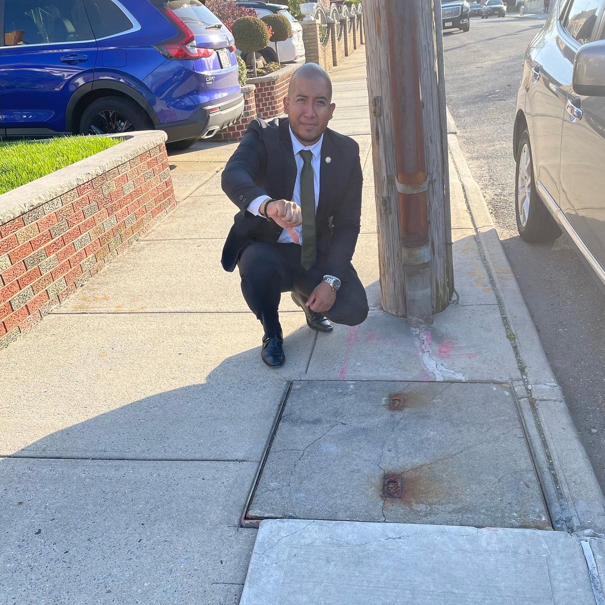 🔥 Today I went door-to-door to introduce myself to residents on the Maspeth/ Middle Village border & welcomed them to the 37th Assembly District! We discussed the need for pedestrian safety measures for community members & the harmful impacts heatwaves have on our sidewalks.