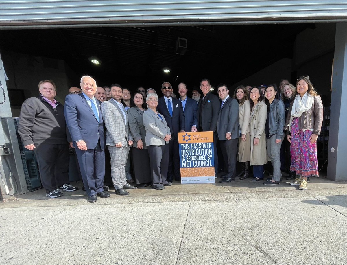 The @MetCouncil and @TomcheiShabbosQ continue the work on the ground day after day to combat food insecurity across New York City. This morning there was a great turnout at their Passover Food Distribution to ensure families have access to fresh food!