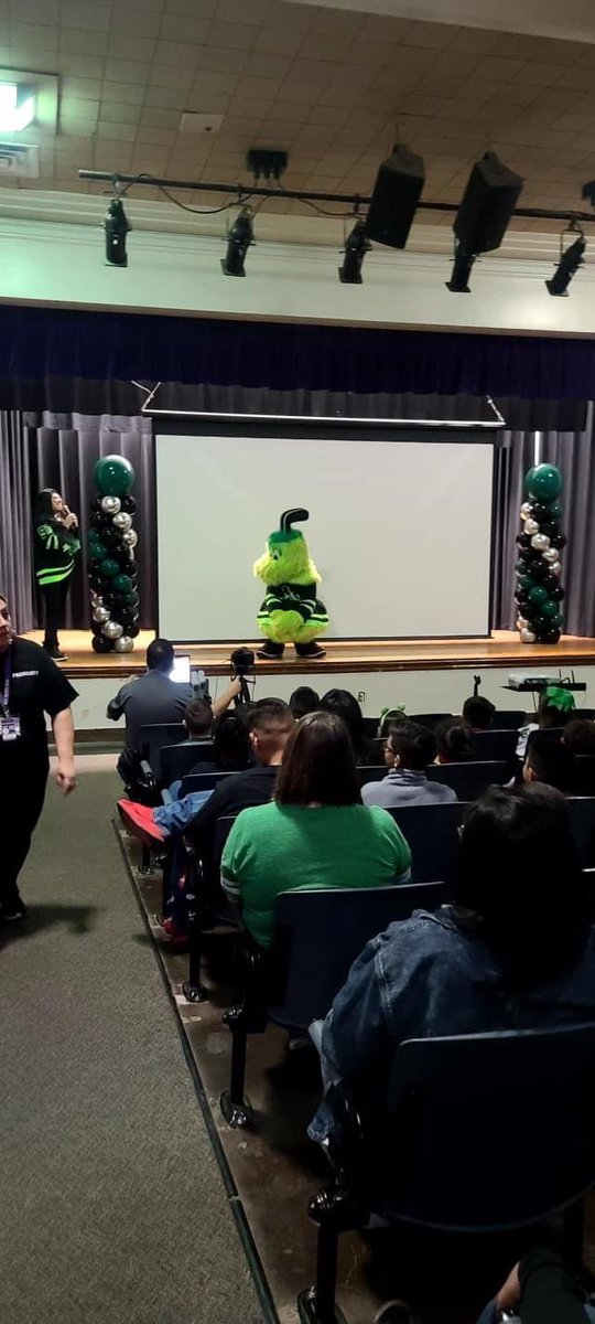 Our scholars had a blast during our @DallasStars Themed Pep Rally! 🖤🥅🏒We are happy to have brought so many smiles with the help of our buddy @VictorEGreen Green ! 💚Our Team Winnetka and Scholars are MVPs!!! 💜🐾💪🏼 #region1excellence #DallasStars #dallasstarshockey #DallasISD