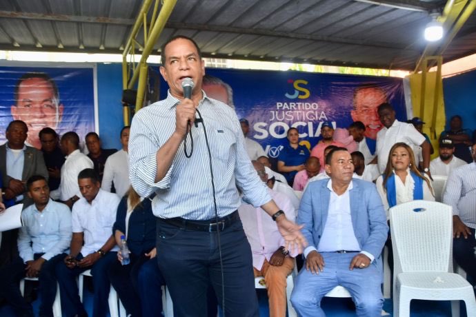 elnuevodiariord's tweet photo. ✋¡Juramentaciones!🙋‍♂️

El partido Justicia Social (@JSocialDO) llevó a cabo varias juramentaciones y la inauguración de un nuevo local en #SDE, con la finalidad de respaldar la reelección del presidente @luisabinader.

#ElNuevoDiarioRD #Politica https://t.co/X7SksOrqnK