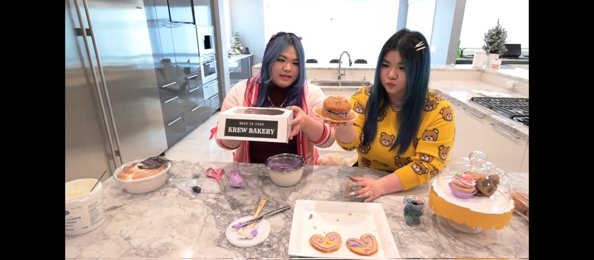 KrewCaptions's tweet photo. Krew bakery🧁 

F: "this is the best bakery in the world!"

L: "Everything is made in stores!" 

(Behind) R:"no it's not we brought it from a store" 

F:"shhh they don't need to know, also everything cost 2,000,000,000,000,000,000 dollars" 

L: "Very cheap" 
#KREWREACTS #krew https://t.co/7uyyUWcR38