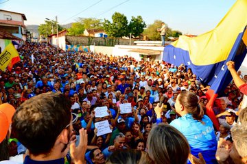 CarlosJRojas13's tweet photo. Las grandes concentraciones de @MariaCorinaYA en #Yaracuy y #Aragua confirman que aunque al régimen y alacranes les duela ella es hoy la líder indiscutible del pueblo vzlano, #ConVzla bajo su guía convertiremos este #28Jul en esa gesta libertaria donde a pesar de los obstáculos @yorisvillasana conquistará la @PresidencialVen.

¡Protesta ciudadana y diálogo no son antónimos de cara a presionar que @cneesvzla permita elecciones mínimamente competitivas, @NicolasMaduro no escogerás el candidato de la @unidadvenezuela!