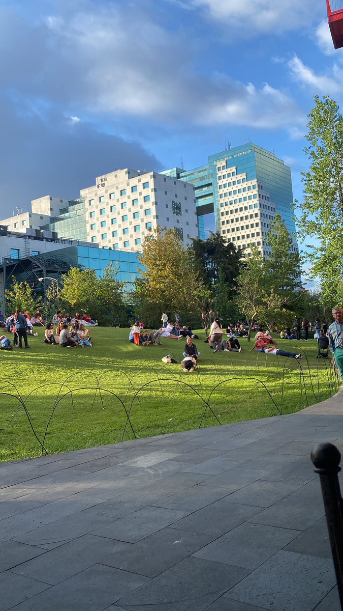 baarbs96's tweet photo. Siempre que vengo al picoteo de Miraflores, el jardín está lleno de gente en la grama. Ojalá tuviéramos más espacios de estos seguros y gratis en el centro de la ciudad para pasar el fin de semana https://t.co/vFcm5FDV0R