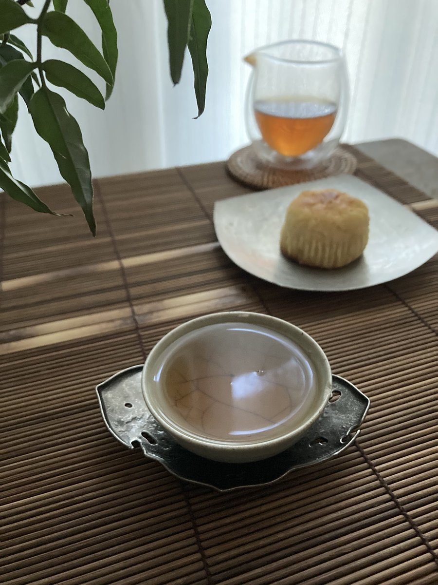 朝茶　中国雲南易武古樹紅茶

桜は一晩中降りそそぎ
路上にはこんもりと
はなびらの山

近所の
大きなおおきな桜の木
降っても降っても
まだ桜

＃朝茶 ＃茶好連