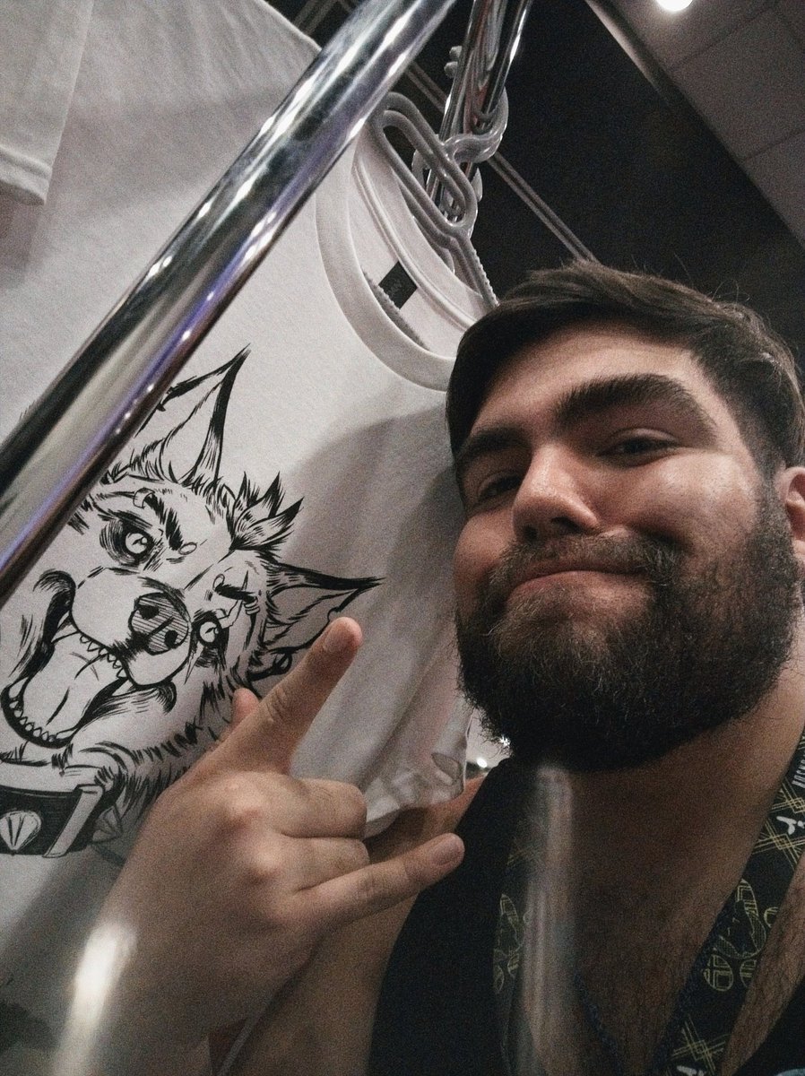 FoxSilverado's tweet photo. Rawr, last day of selling at Mercadowo https://t.co/iFxskSJsXb