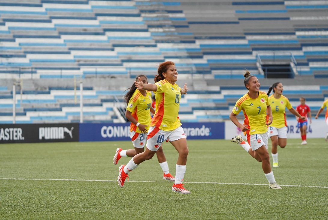 claradeportes's tweet photo. Con doblete de  Gaby Rodríguez @FCFSeleccionCol inició con pie derecho en el Conmebol Suramericano Sub 20. Gran muestra de fútbol y buenos goles. #superpoderosas https://t.co/9yxPYZrAty