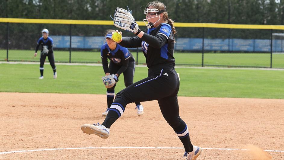 McKenzie Oslanzi tossed a 4-hit gem as @EIU_Softball opened a key series with a 2-0 Sunday win at Southern Indiana EIU scored in the 4th and 7th inning with Marama Makea the lone player with multiple hits in the game (2-for-3) Recap🥎⬇️👀 eiupanthers.com/news/2024/4/14…