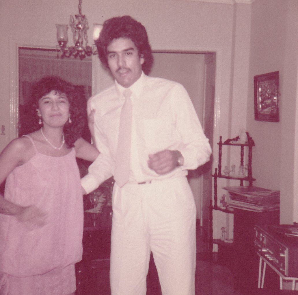 NicolasMaduro's tweet photo. Viendo estas fotos y recordando... Esto fue el 31 de Diciembre de 1984 bailando salsa brava de los 80 con mi hermana...casi 40 años después la rumba sigue... Feliz Domingo... https://t.co/JmNrl9ewZM