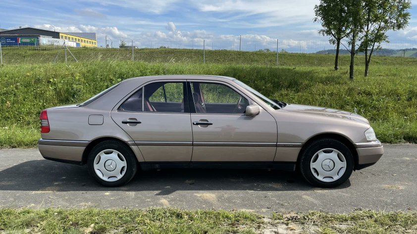 @Vintageoddcars @dudatrovaoazul Você, de Mercedes.

W202 C-Klasse.

E, não é totalmente pobre: tem Tempomat 😌