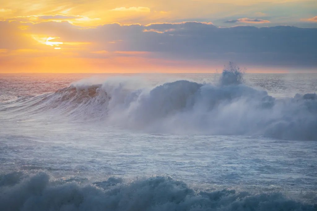 Al finalizar un #ElNiño intenso 🔴, llega muy rápidamente el fenómeno de #LaNiña 🔵. Y además, podría ser prolongada.  Nuestro experto en #clima, @meteodiego, nos explica los motivos que ocurra esto. 🔗 i.mtr.cool/dhzntqlnqe