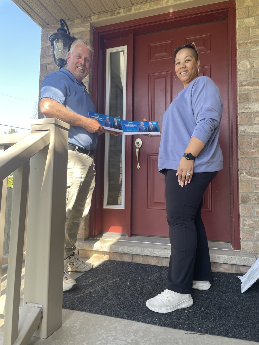 Another beautiful day for canvassing. Thanks to Minister @Charmomof5 for joining us at the doors and helping to let residents know how we’re going to continue to #GetItDone for #LambtonKentMiddlesex.
