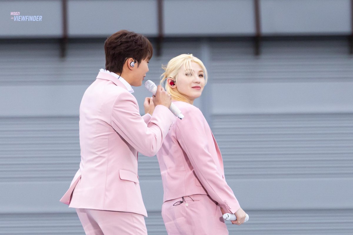 WZ_viewfinder's tweet photo. 240331 Follow Again to Incheon

🍊: 아 이 좋은 노래 누가 쓴거야~눈물을 못 참겠네. 우리 다같이 우아해 해줄래요?
🍑: (황당하고민망한데기분은좋음)

#세븐틴 #SEVENTEEN
#우지 #이지훈 #WOOZI
#승관 #부승관 #SEUNGKWAN https://t.co/hSesNe2HLT