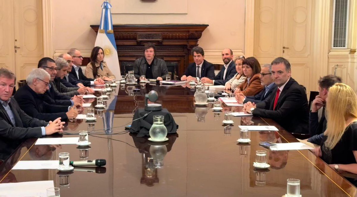 adictoapple's tweet image. PAYASO RIDÍCULO @JMilei 🤡

AHORA: El gobierno agentino está reunido de emergencia esta noche para tratar la tensa situación en el Medio Oriente con la participación del embajador de Israel en Argentina. 🤣🤣