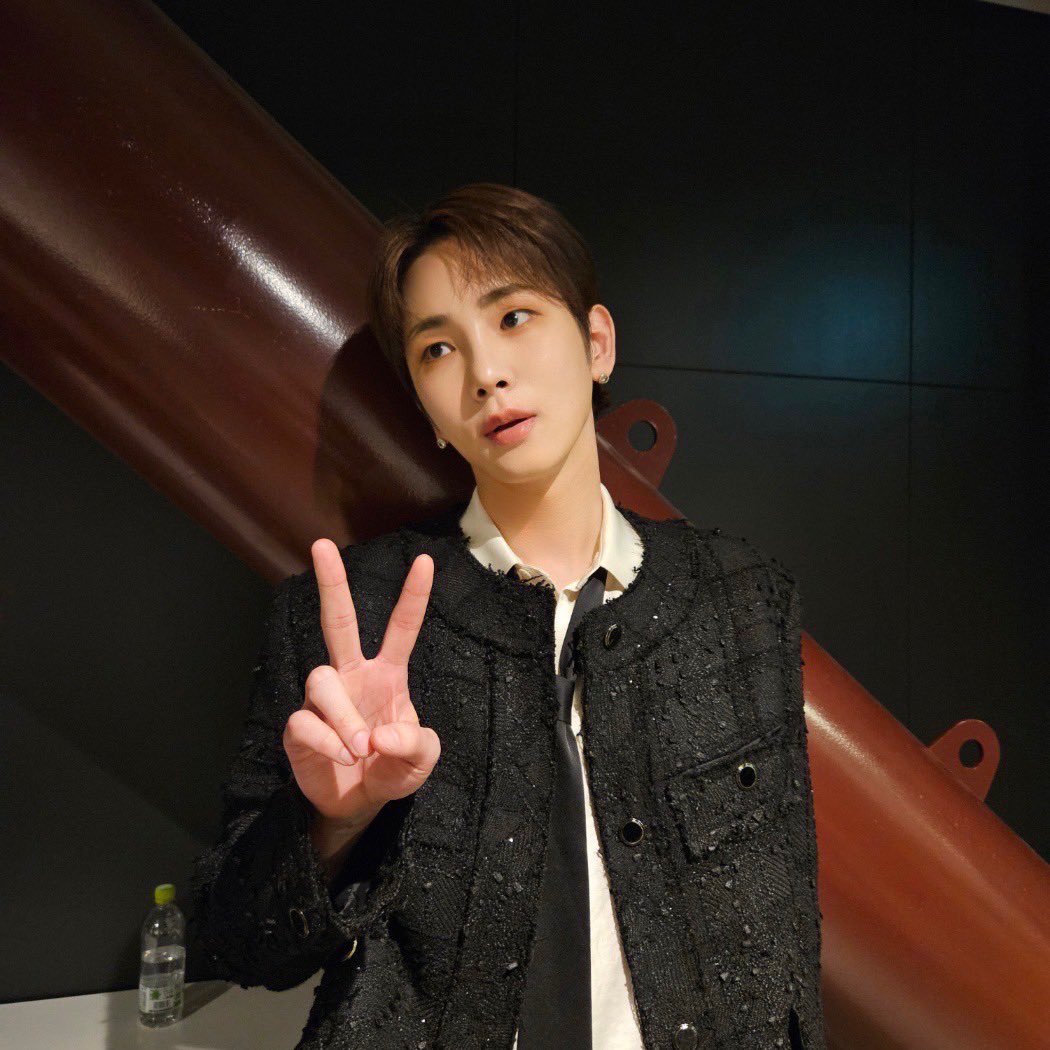shinetter's tweet photo. テレビ朝日開局65周年記念「The Performance」🩶

#KEY #키 #キー　
#SHINee #샤이니
#ThePerformance #TPM https://t.co/TEna1qBNYQ