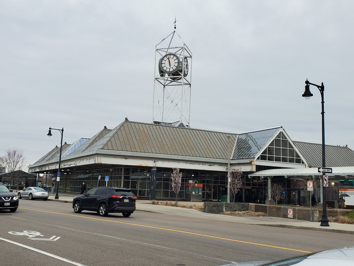 The clock on top of the @MBTA Forest Hills commuter rail station in Boston's Jamaica Plain neighborhood was still on Eastern Standard Time at 4:58 pm, 6 weeks after the clocks officially sprang forward. @SaveStandard