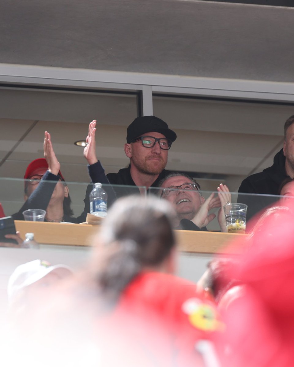 NHLBlackhawks's tweet photo. Big Hoss is in the house tonight 🏡 https://t.co/fWw4Rk1WZ1
