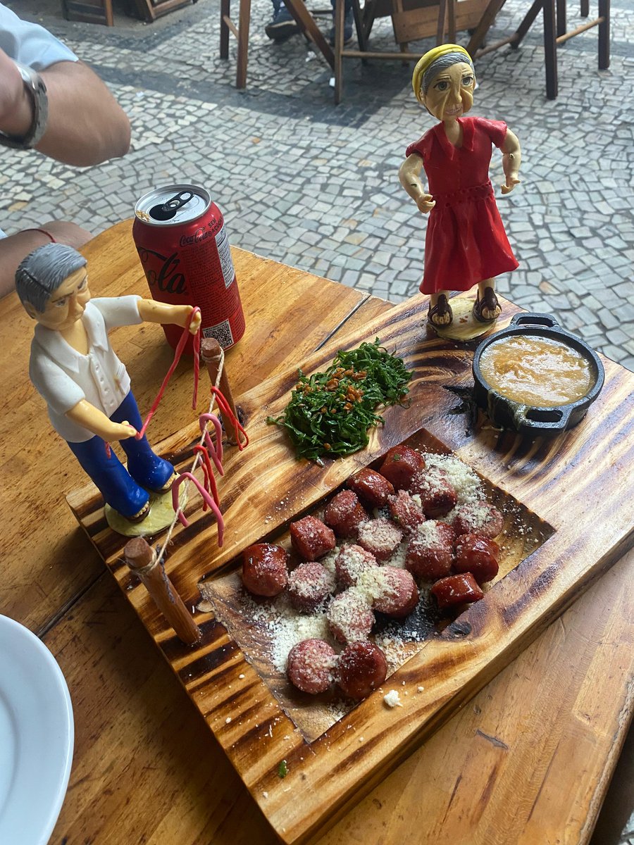 Gente, hoje decidi passear pelos bares que estão concorrendo ao Comida di Buteco.

Começando pelo Bar do Victor - Lapa

O bar entendeu que o concurso era sobre brinquedo e não sobre comida.

Botaram esse bando de boneco aí pra ofuscar esse petisco preguiça.

Só linguica, porra.