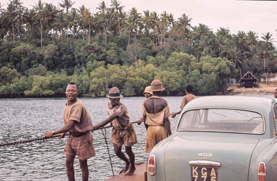 Mombasa’s Mtwapa bridge was built in 1980. Before that a raft was used to haul vehicles across Mtwapa creek as seen in these early 1960 pics. Municipal workers who occasionally provided entertainment used chains to heave the raft and its cargo across