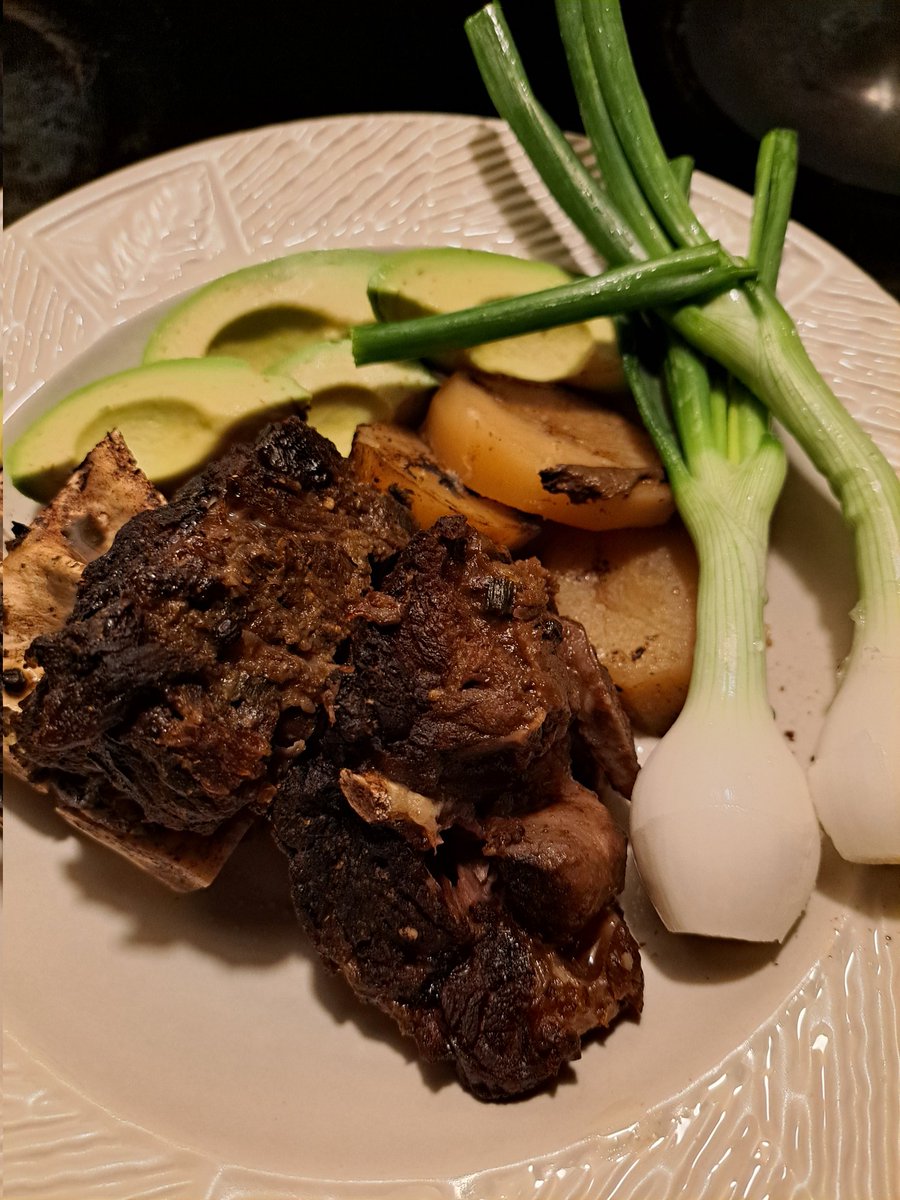 BigTinKC's tweet photo. My favorite time #Dinnertime tender #BeefNeckbones with potatoes. #bònappètite 🔥🔥🔥 https://t.co/Kv5YapuFRa