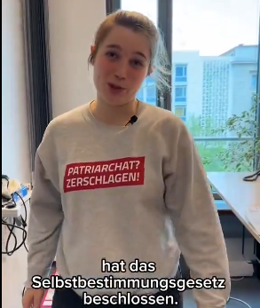 PeterBorbe's tweet image. Emilia #Fester will laut ihrem Pulli das &quot;Patriarchat zerschlagen&quot;. Gleichzeitig feiert sie ein neues Gesetz ab, das Männern die Türen zu allen Safe Spaces öffnet, die Frauen jemals hatten.🧐