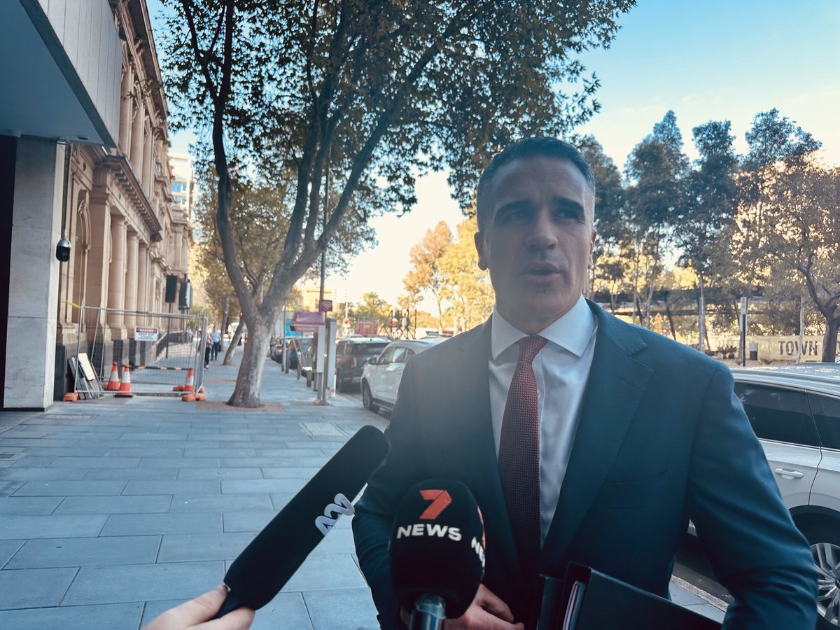 Premier ⁦@PMalinauskasMP⁩ has arrived at State Admin for the cabinet reshuffle. Has ruled out any further ins and outs, besides the addition of Dan Cregan. Has hinted changes for Housing portfolio. ⁦@7NewsAdelaide⁩ #7news #saparli #cabinetreshuffle