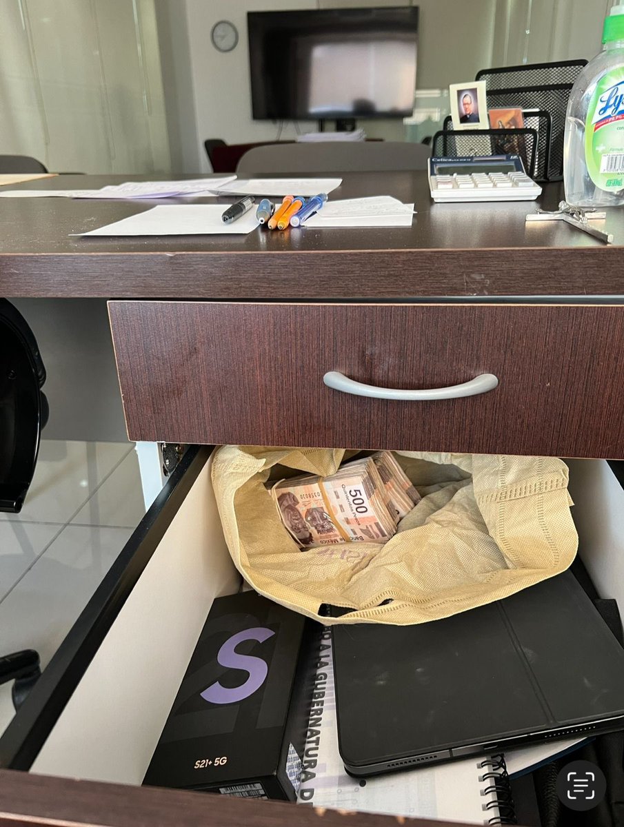Humbertgutier's tweet photo. Les comparto parte de las imágenes exclusivas del escritorio del procurador de PROFECO @procuradorPFC donde podemos apreciar el efectivo que se guarda en esa oficina, sus lentes, así como las tarjetas donde marcan la estrategia para desviar la atención sobre la investigación de su RED DE CORRUPCION
