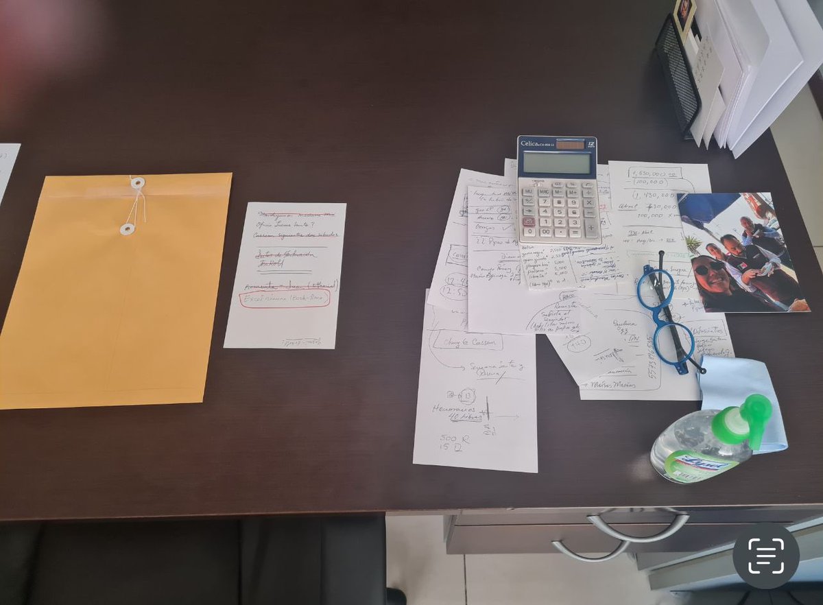 Humbertgutier's tweet photo. Les comparto parte de las imágenes exclusivas del escritorio del procurador de PROFECO @procuradorPFC donde podemos apreciar el efectivo que se guarda en esa oficina, sus lentes, así como las tarjetas donde marcan la estrategia para desviar la atención sobre la investigación de su RED DE CORRUPCION