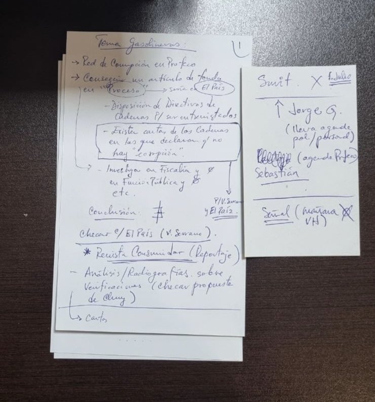 Humbertgutier's tweet photo. Les comparto parte de las imágenes exclusivas del escritorio del procurador de PROFECO @procuradorPFC donde podemos apreciar el efectivo que se guarda en esa oficina, sus lentes, así como las tarjetas donde marcan la estrategia para desviar la atención sobre la investigación de su RED DE CORRUPCION