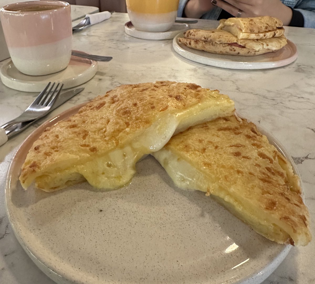 matiascampomar's tweet photo. Hoy comí este tostado de 4 quesos con pan de chipa y fue de las cosas más ricas que comí en mi puta vida aguante el queso https://t.co/rTgdHWRjqV