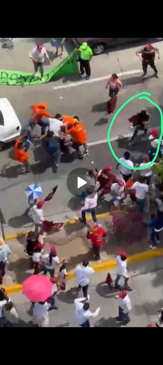 Peperamirezmx's tweet photo. Mujeres y niños estaban en el debate apoyando a morena, y tuvieron que correr del miedo de ser golpeados por estos porros naranjas.

Lo que era un fiesta de la democracia  se convirtió en un película de terror gracias a estos maños. @LauraImelPerezS
@juncalssolano
@mario_delgado 
@CitlaHM