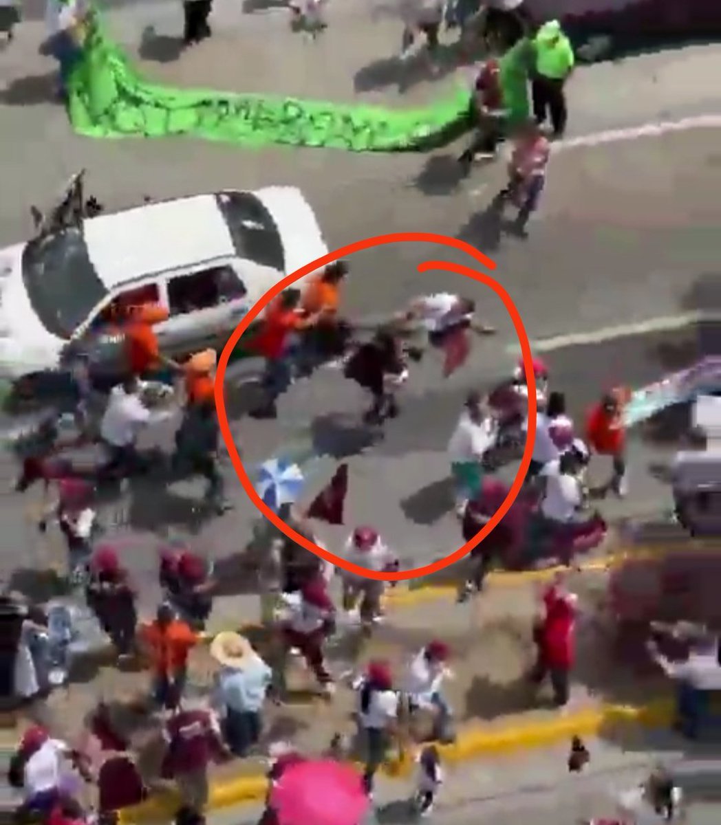 Peperamirezmx's tweet photo. Mujeres y niños estaban en el debate apoyando a morena, y tuvieron que correr del miedo de ser golpeados por estos porros naranjas.

Lo que era un fiesta de la democracia  se convirtió en un película de terror gracias a estos maños. @LauraImelPerezS
@juncalssolano
@mario_delgado 
@CitlaHM