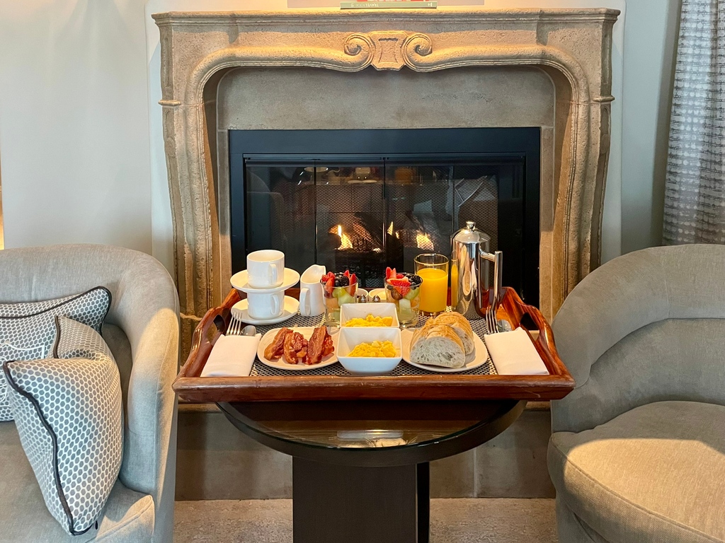 Steve and I had a delicious breakfast each day by the fire at Hotel Les Mars in Healdsburg, California. #hotellesmarsofficial @upscalelivingmg #luxuryhotel #luxurylifestyle #luxuryliving #stayhealdsburg