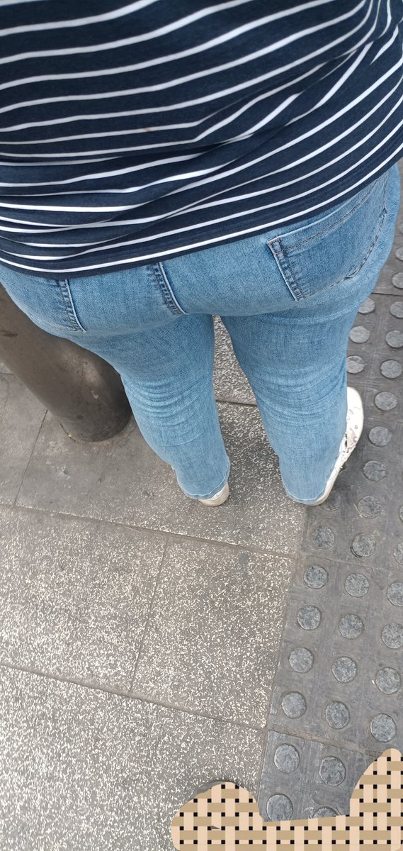 公交站的大屁股牛仔裤少妇