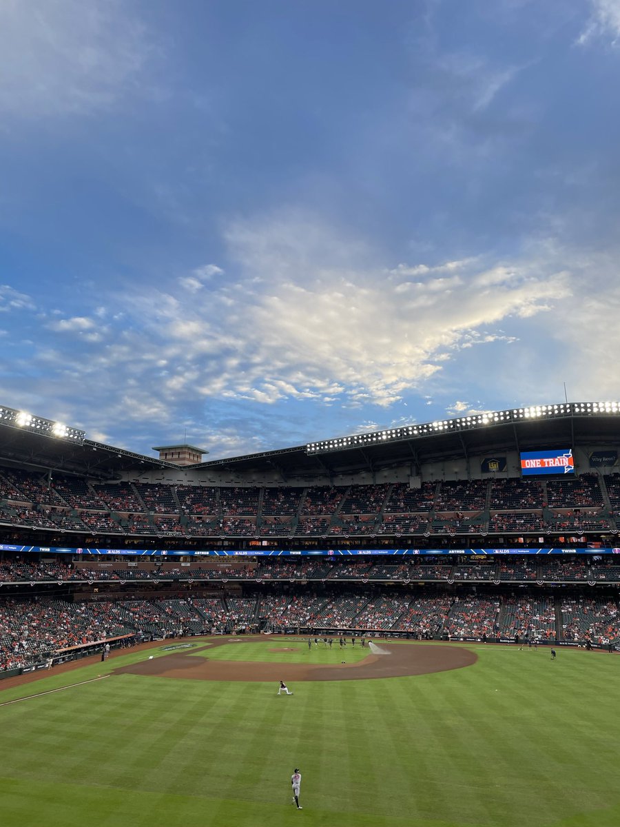ozzygrrrr's tweet photo. @TheItaliano24 not home plate but a rarity when minute maid park roof was open ! https://t.co/Ajagch7wZ5