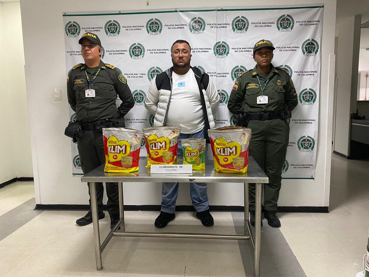 En el Aeropuerto Internacional Alfonso Bonilla Aragón en Palmira, que sirve a Cali, fue capturado Fahad Uddin Ahmed, de 25 años, estudiante Británico, cuando pretendia embarcar un vuelo con destino a Londres, con cocaína, simulando llevar leche en polvo en su equipaje de mano.