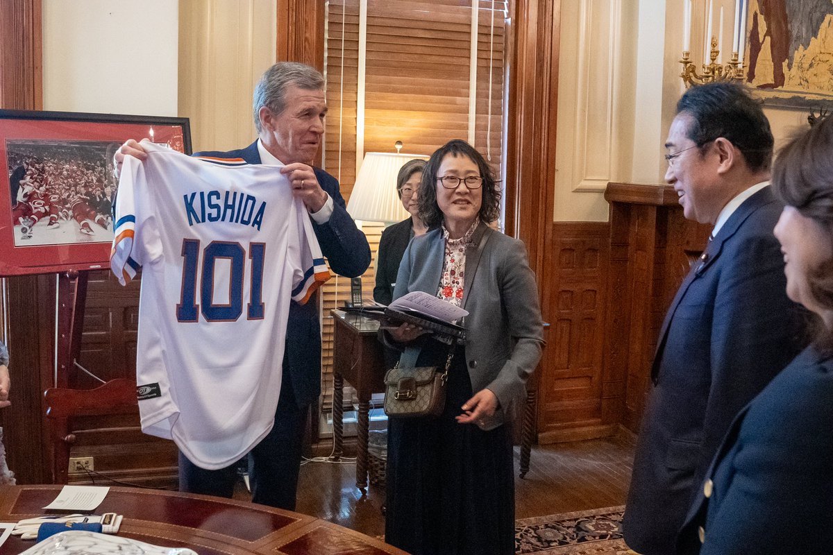 Couldn’t let Prime Minister Kishida leave North Carolina without a custom @DurhamBulls jersey ⚾️🇯🇵