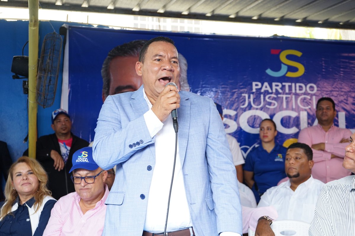 JSocialDO's tweet photo. Un día de alegría en Santo Domingo Este con Justicia Social. Juramentamos equipos de trabajo de diversas localidades como Brisas del Este, Los Mameyes, Los Mina, entre otras, coordinados por los compañeros Paulino De la Cruz De Paula (Peco) y John Rueda y otros compañeros. https://t.co/KDeLzZ5IY9