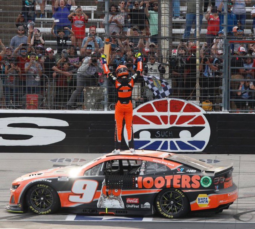 <a href="/chaseelliott/">Chase Elliott</a> takes 1st place in Texas in the Hooters No. 9! #di9