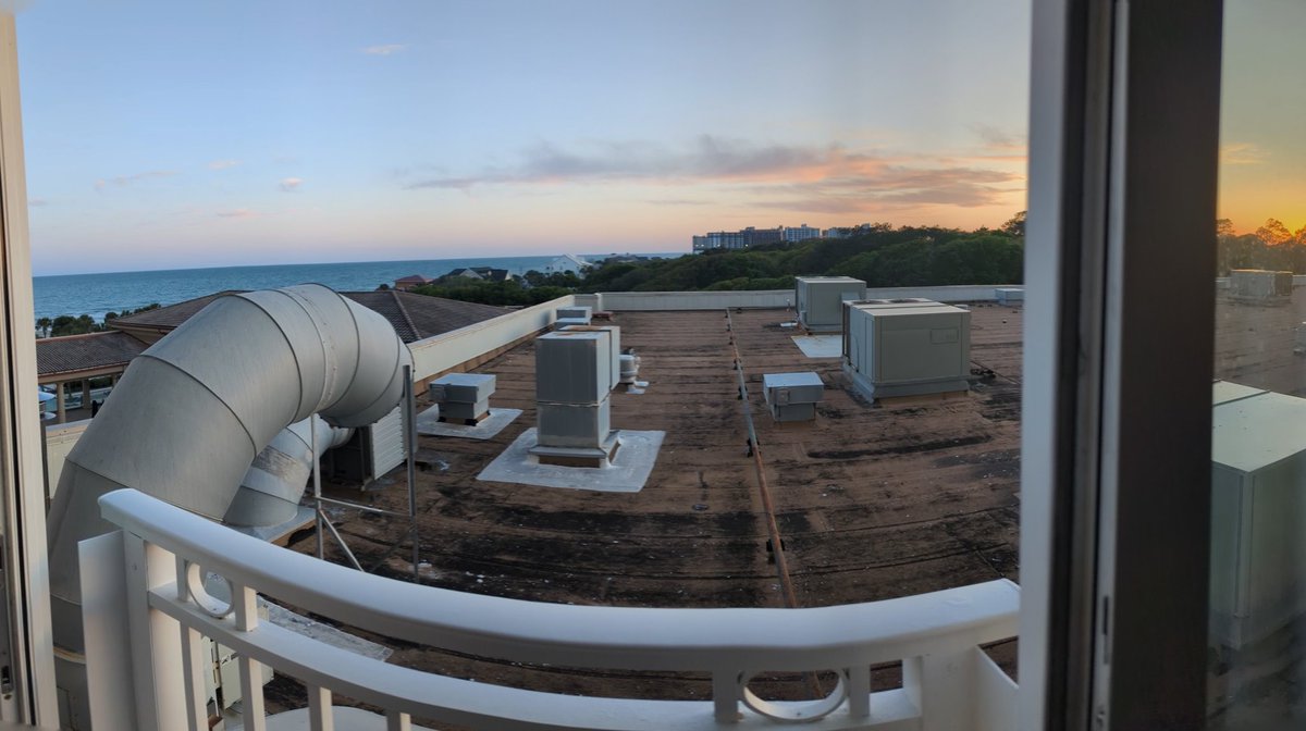 dimikagi's tweet image. I -think- I can see the ocean ...

This is the upgraded view that @Marriott Lifetime Platinum gets you in Myrtle Beach ... Gotta love having @MarriottBonvoy status ...