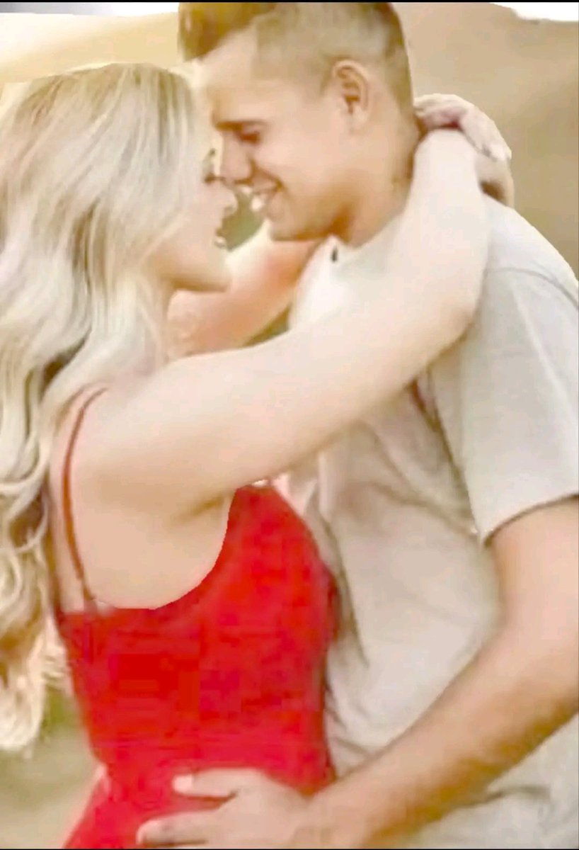 ماأجمل الحب حين يكون بين طرفين 
                 وكلن منهما يحب أسعاد الأخر
           ماأجمل الحب حين يفي بالعهد والوعد
         ماأجمل الحب حين يكون الحبيب هو القدر
           والأجمل حين يستمر ويظل كاالبدايات 
                   ❤️كله شوق وحب ولهفه❤️
❤️هنيئا لمن يجد هذا الحب❤️