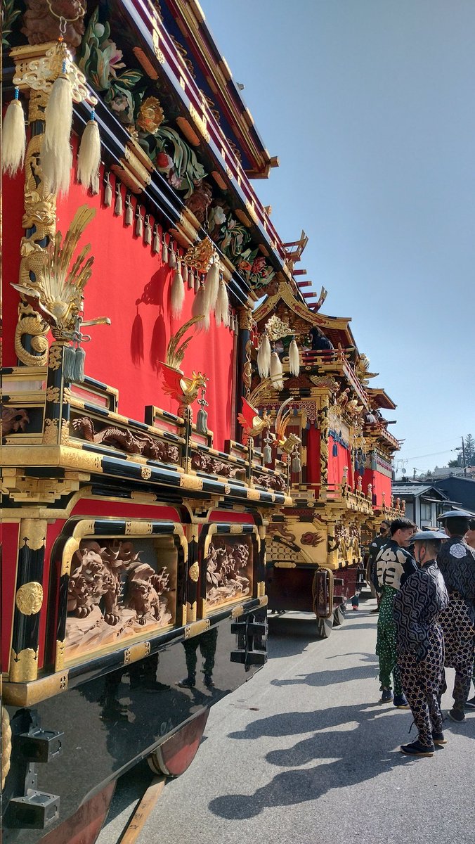 高山祭2日目
からくり奉納する龍神台は青竹がきたやので古い町並みを曳いて中橋で石橋台と三番叟と龍神台が曳き揃え
#高山祭
#飛騨高山