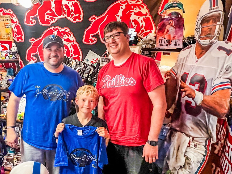 Celebrated 4️⃣0️⃣0️⃣ episodes tonight with the help of this little man, Jameson! He won our 2024 March Madness Bracket Challenge and got to be our guest tonight! Check out the replay @ youtube.com/live/vNF6FIBzf…! Congratulations, J, and thanks for coming on the show! 🎙️ #Podcast