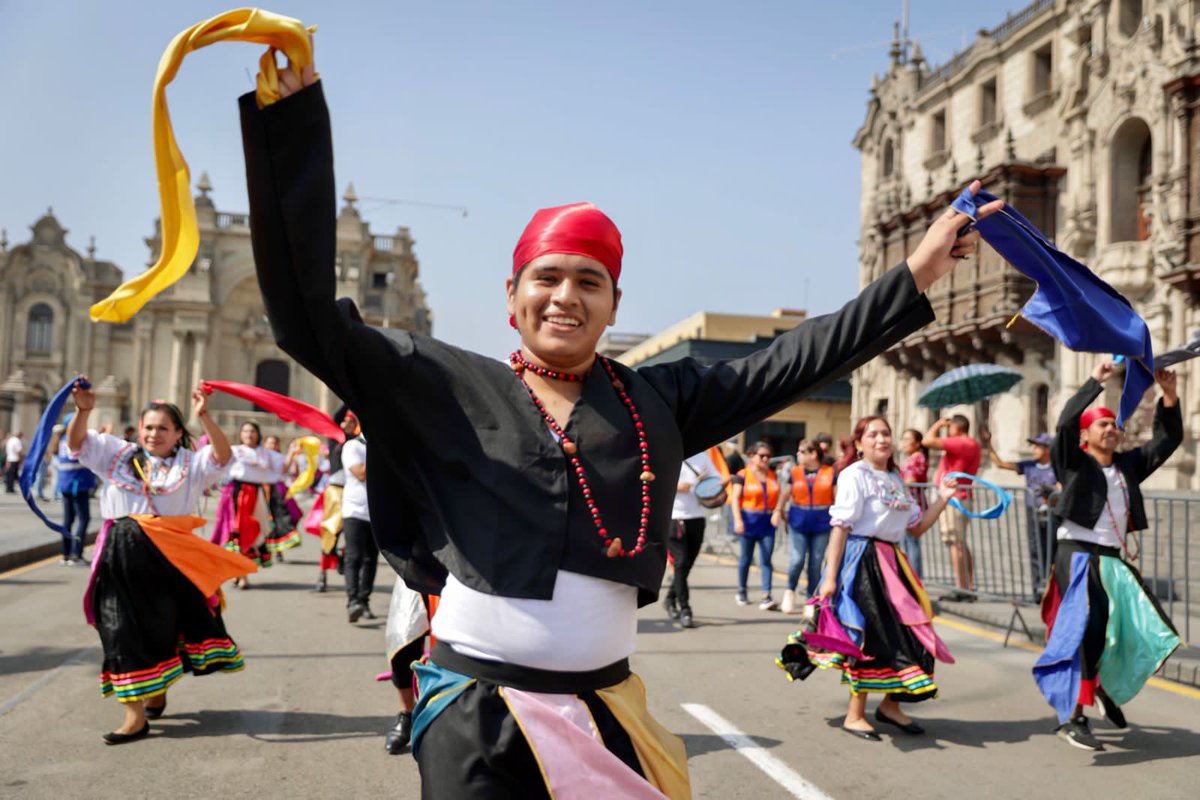 ¡Color y alegría en el #PasacalleDeLima! 🥳 Celebramos el Día del Niño Peruano con un gran desfile de danzas folclóricas que emocionó a turistas y vecinos, con sus trajes típicos y talento. ¡Continuamos promoviendo la cultura de nuestro país!