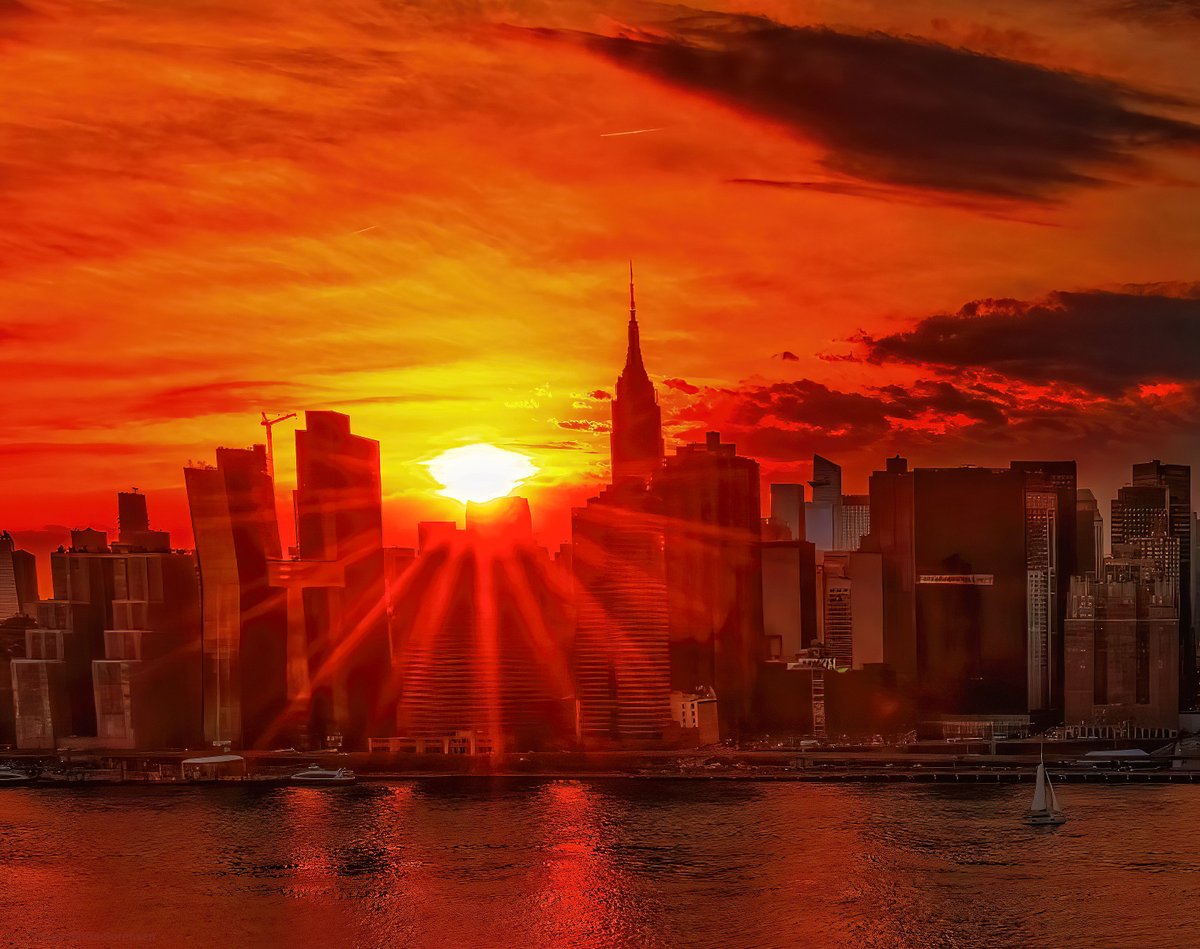 Splash of fiery gold #sunset tonight in #NYC. #NewYork