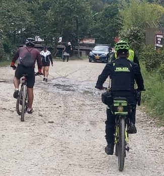 En #Caldas se realizó campaña para prevenir el hurto a personas y el buen uso de los recursos naturales en la vereda #LaClara. Se brindaron recomendaciones de seguridad y se invitó a la comunidad a denunciar cualquier situación que pueda afectar la seguridad.