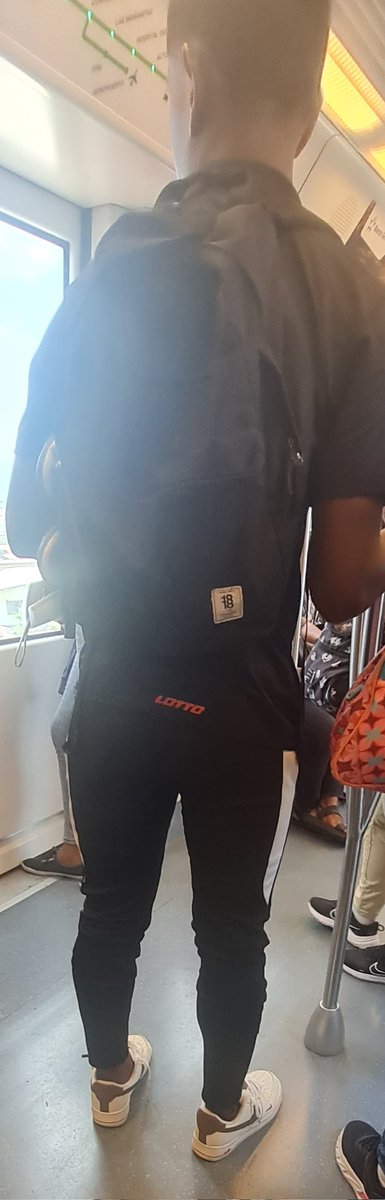 KKapprie's tweet photo. El chico del 3 últimas fotos uff que culo se le marca https://t.co/8nZItrCzGf