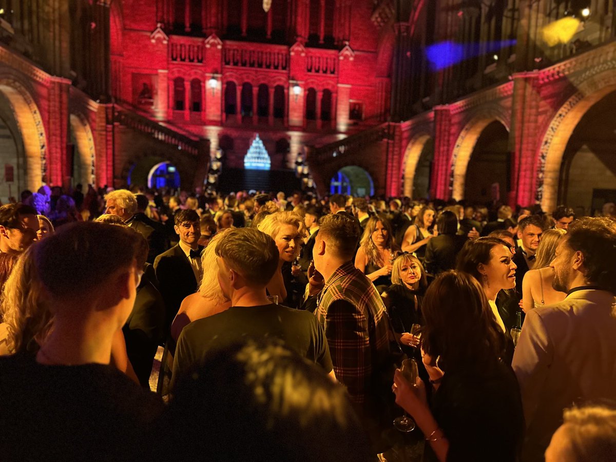 A face in the crowd: ⁦@hanwaddingham⁩ at the ⁦@OlivierAwards⁩ after-party ⁦@NHM_London⁩