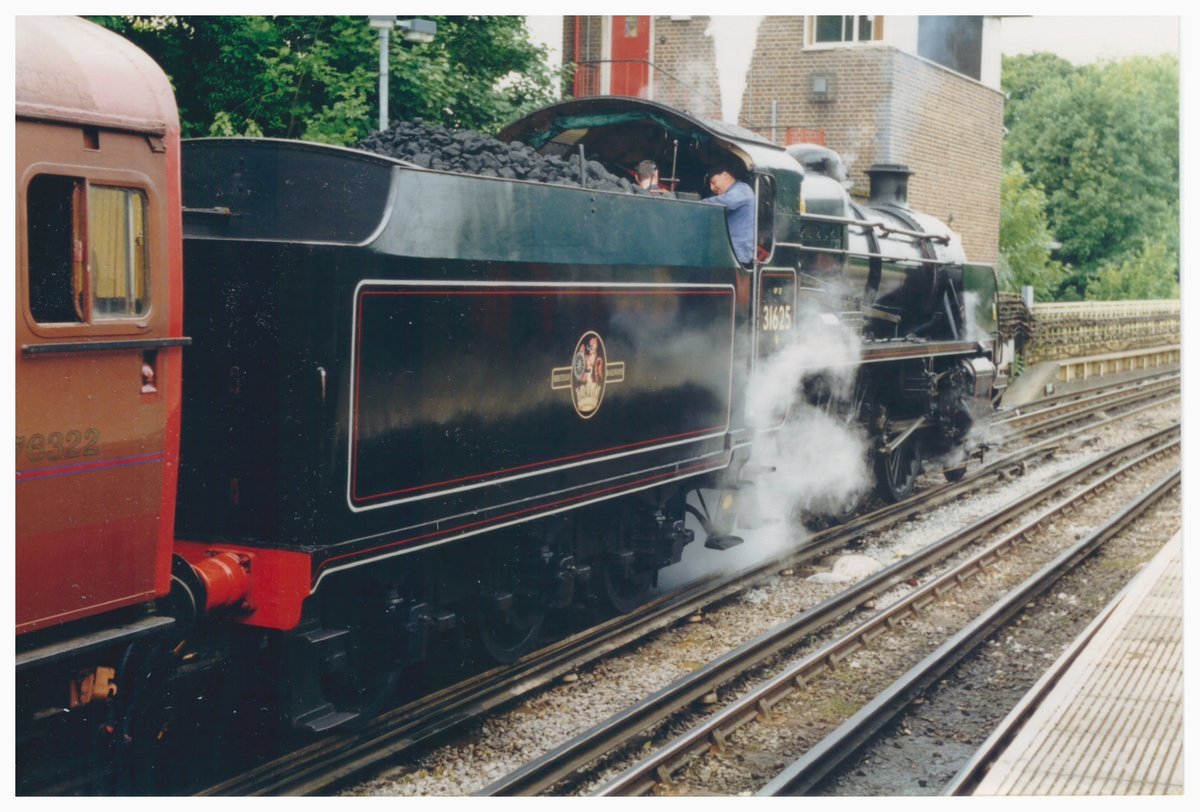 31625 at Rickmansworth at 10.21 on 31st May 1999. @networkrail #DailyPick #Archive @TfL @SteamRailway