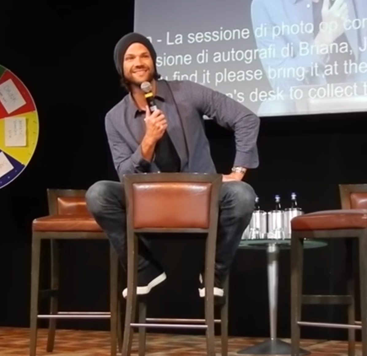 spndeangirl's tweet photo. Jared: If you have anything weird to ask me? Now's the time.
#SPNConPanelSunday #SPNFamily #JibCon2017 https://t.co/U0bKEjzxuI